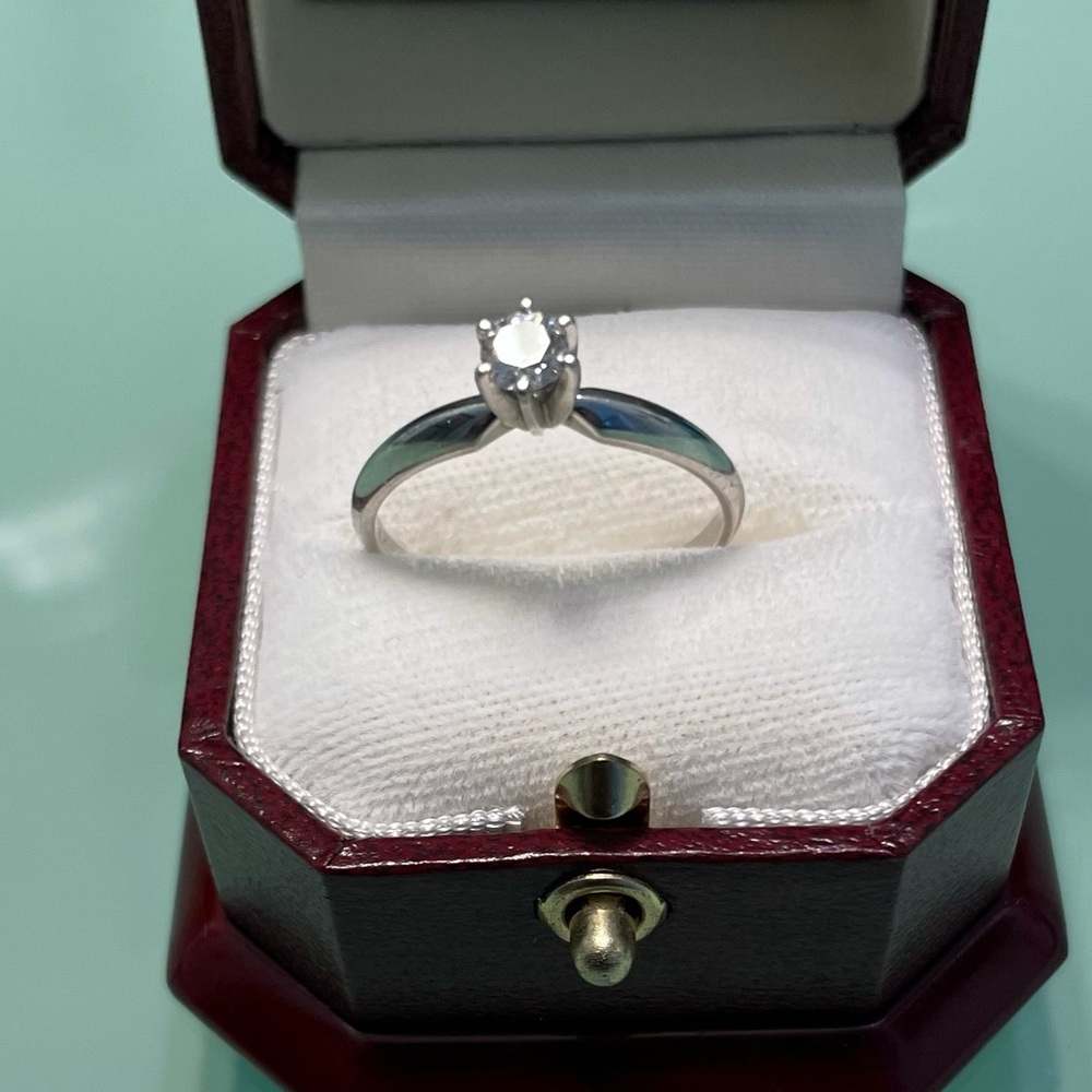 WOMEN’S PLATINUM ENGAGEMENT RING!!